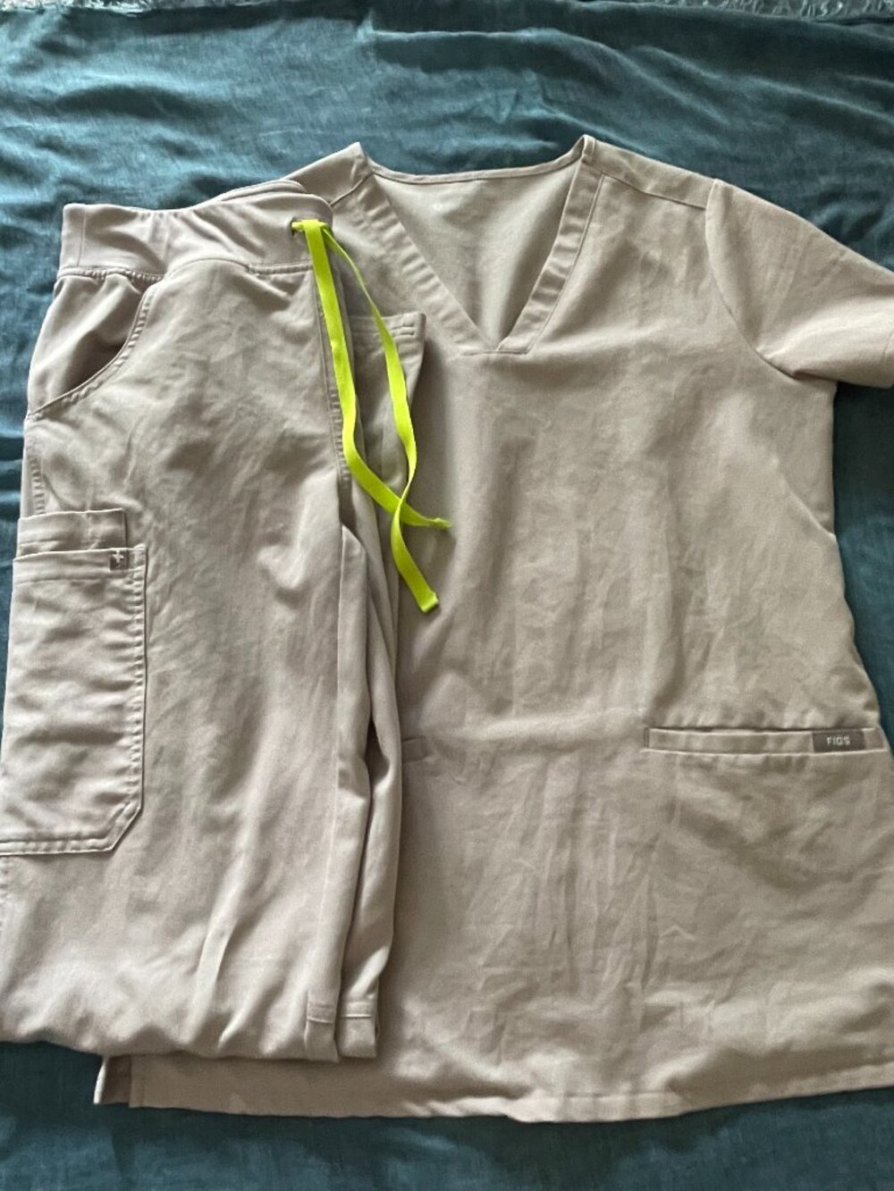 FIGS Scrubs Set Casma Top & Kade Pants XS/T Slate Gray with Neon Yellow Tie